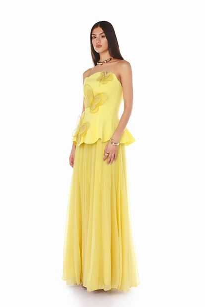 Vestido de noche amarillo con detalle de mariposa